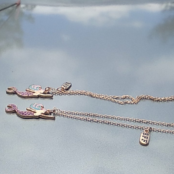 pair of BFF mermaid necklaces - Picture 4 of 8